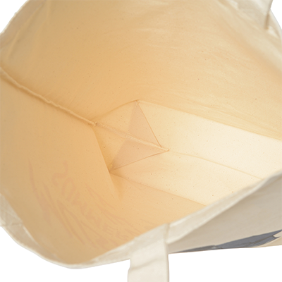 内ポケットや留め具等はついていません