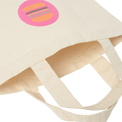 ファスナーなどの留め具はついていません