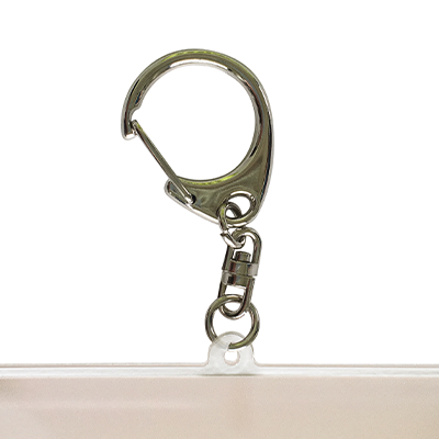 片手でパチンと留められるナスカン金具付き