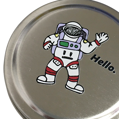 面がつやりとしているので少し反射が強めの缶です。