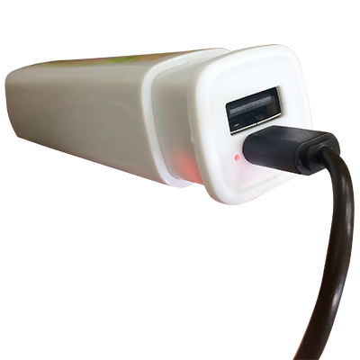 蓄電中はライトが赤く、モバイル機器充電中は青く光ります