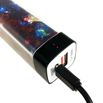 蓄電中は赤く、モバイル機器充電中は青く光ります