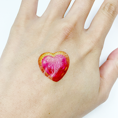 手順5.余った糊や水分優しく拭き取れば完成です!