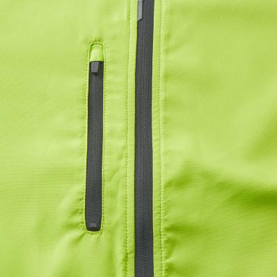 襟元にはリフレクターテープ付き、右胸にはファスナー付きポケット