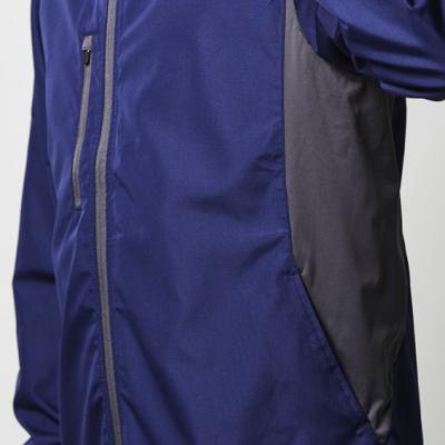 脇下には動きの妨げを防ぐストレッチ生地を採用。ポケットは片玉縁ポケット仕様