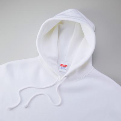 存在感のある大きめの二重フードが特長、フードひもは身頃同色