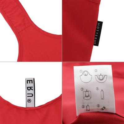 洗濯表示タグの裏側にバッグの畳み方が載っています。