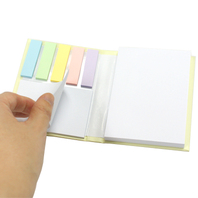 大中小の３サイズの付箋が入っています