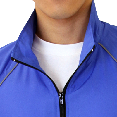 ジッパーは襟の一番上まで締められます