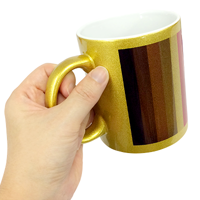 黄金のマグカップで輝くコーヒータイムに！