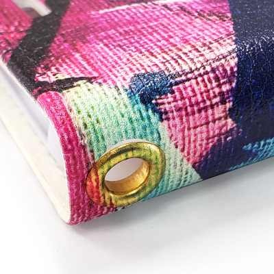 鳩目のストラップ