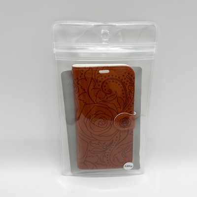 チャック付きのビニールパッケージ+台紙で1点ずつ梱包いたします。